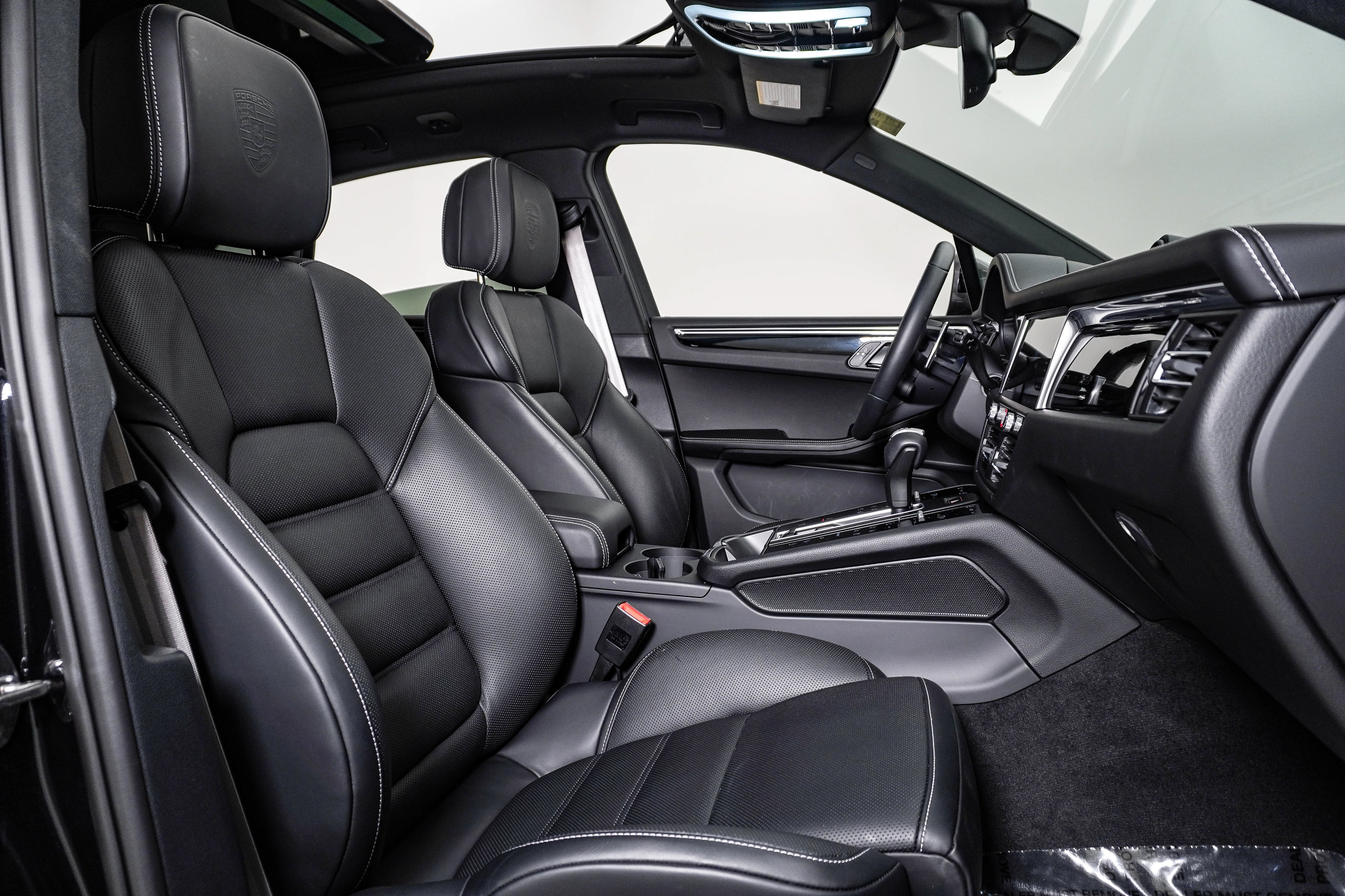 Certified 2026 Porsche Macan Turbo AWD/4WD image 15