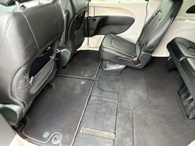 Used 2023 Chrysler Pacifica Touring-L AWD/4WD image 18
