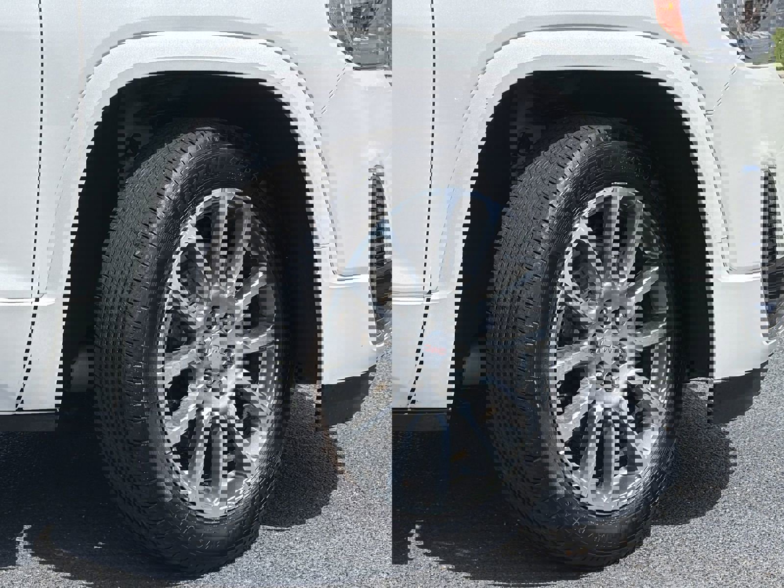 Used 2023 GMC Acadia Denali w/ Denali Technology Package image 12