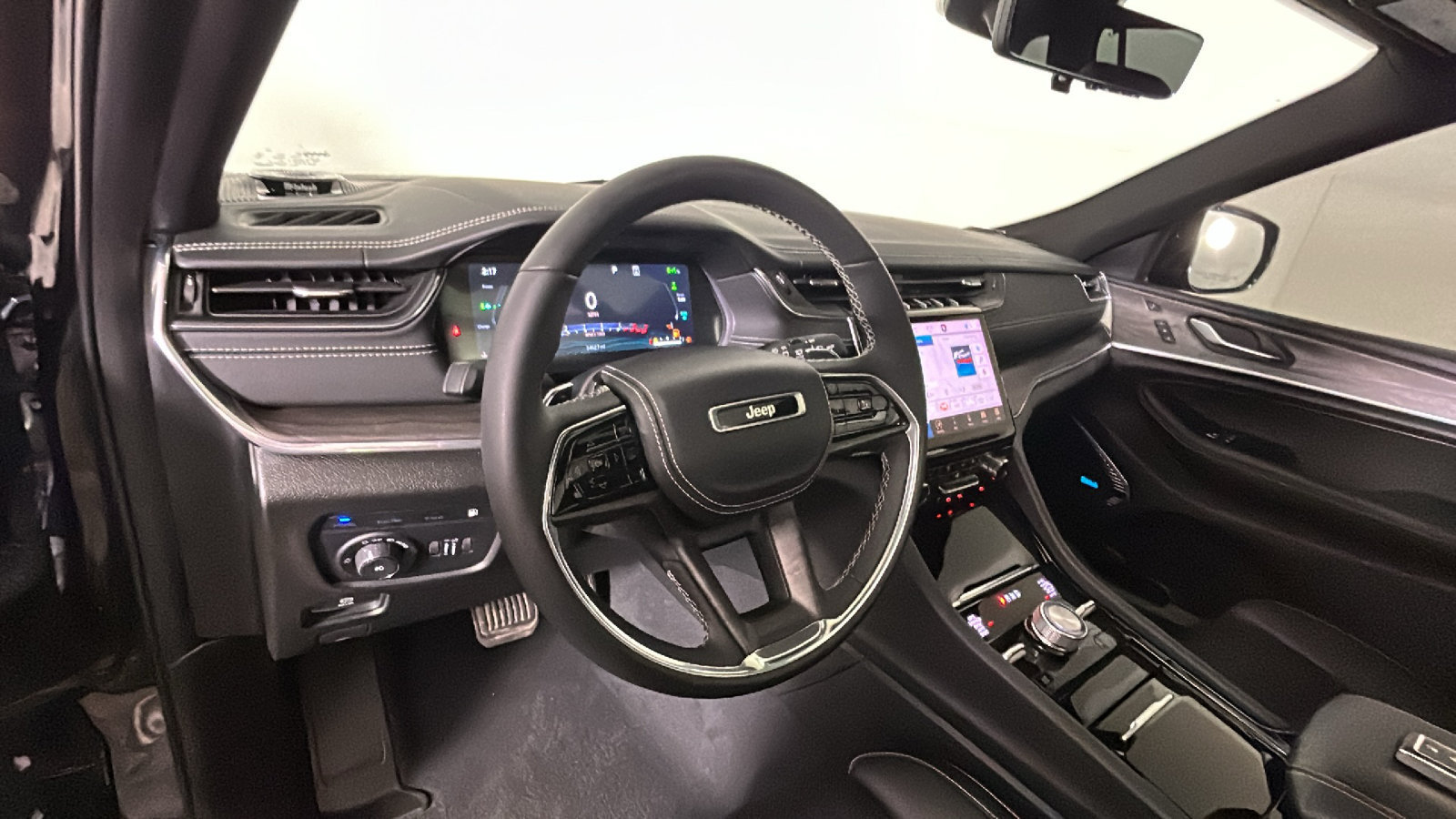 Used 2023 Jeep Grand Cherokee Overland w/ Luxury Tech Group IV AWD/4WD image 17