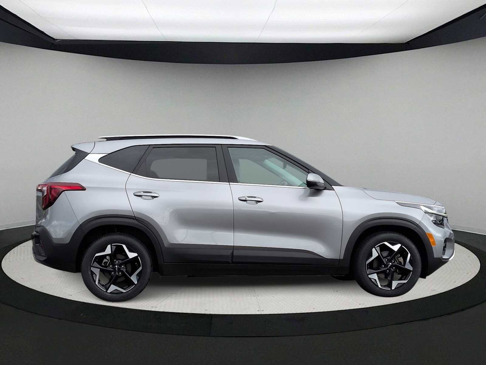 Used 2024 Kia Seltos EX image 9