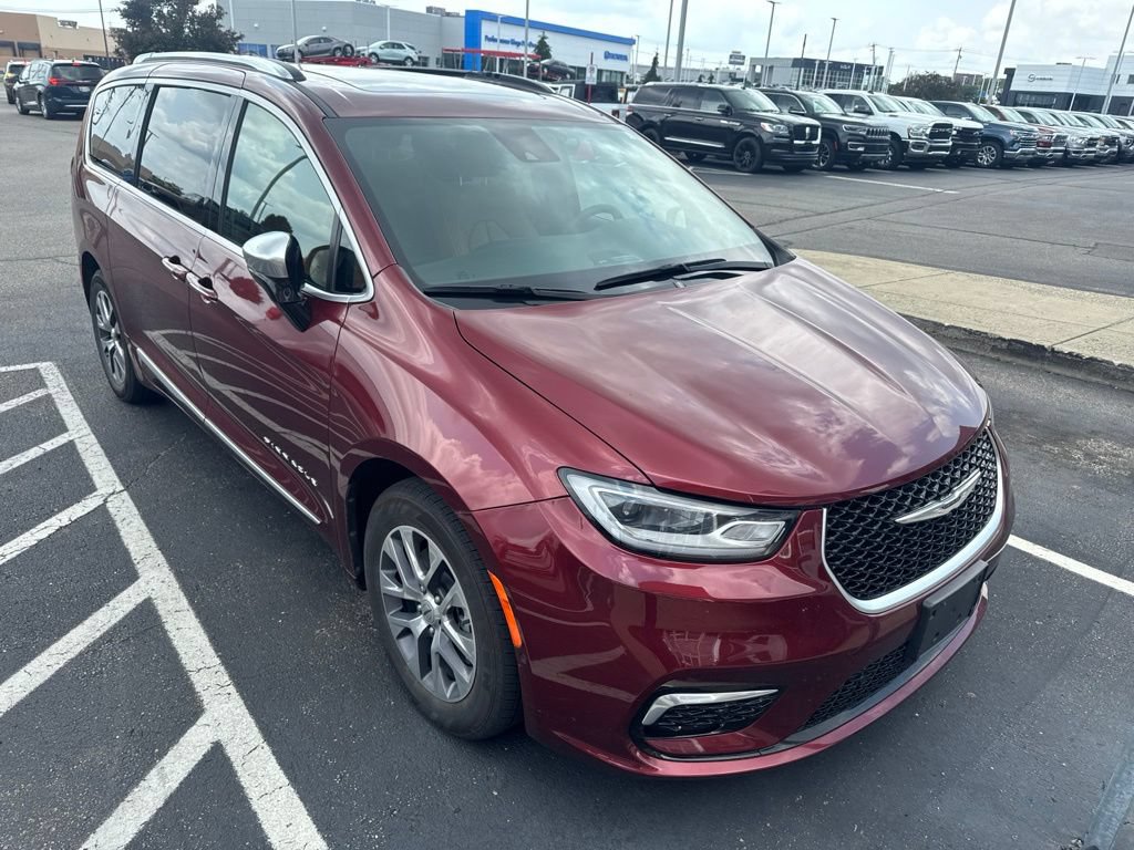 Used 2023 Chrysler Pacifica Pinnacle FWD video 2