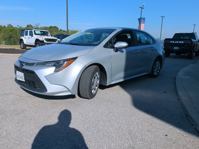 Used 2025 Toyota Corolla LE FWD image 5