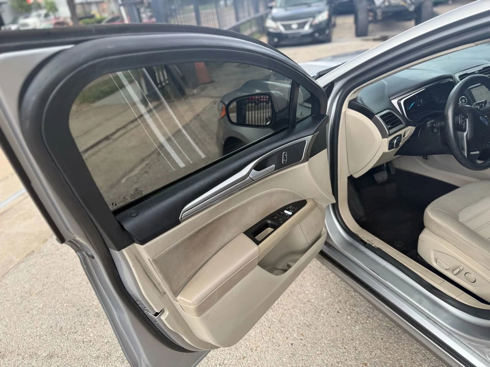 Used 2020 Ford Fusion SE image 9