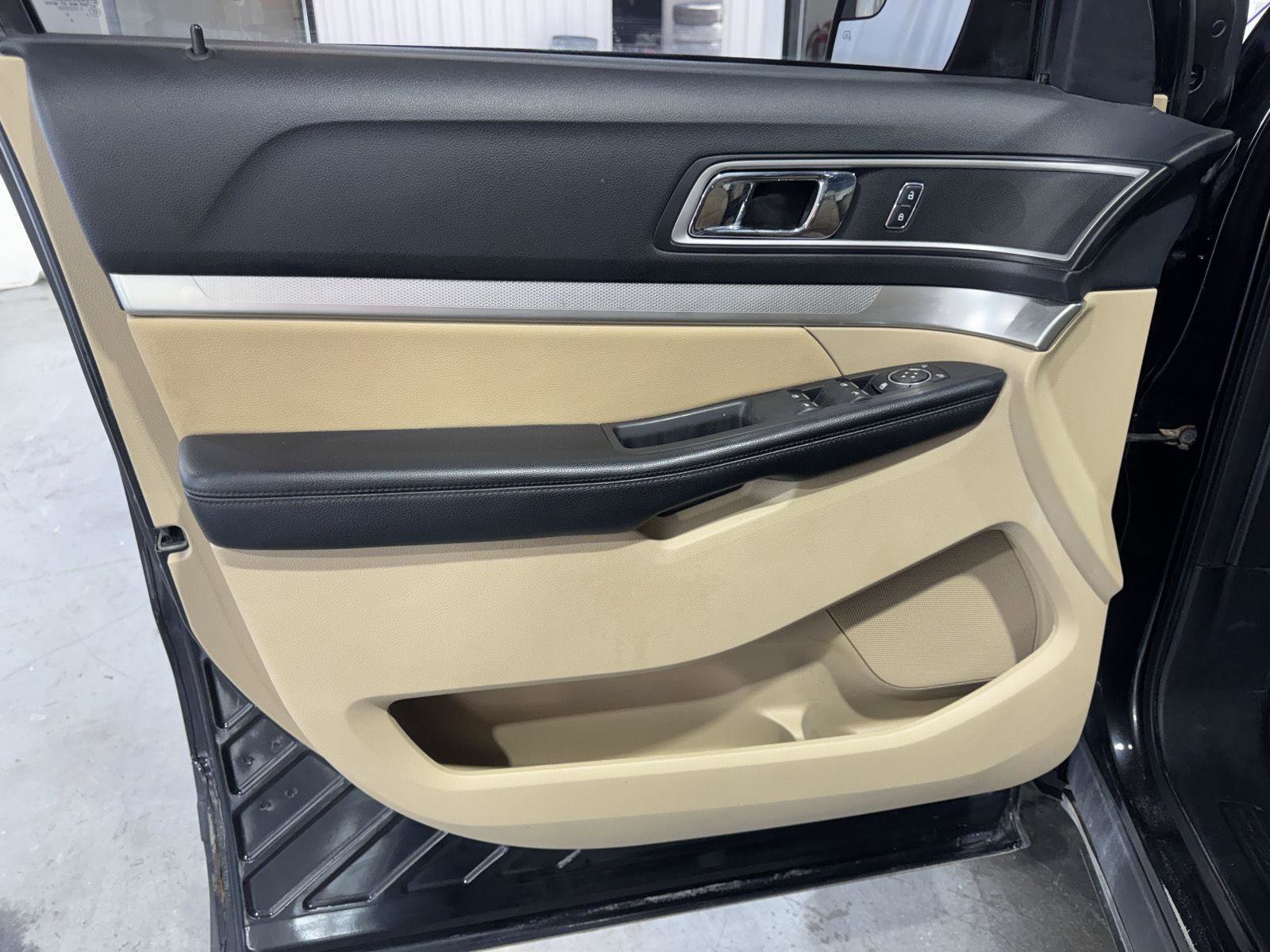 Certified 2017 Ford Explorer XLT w/ Equipment Group 202A FWD image 19
