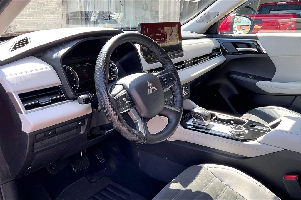 Used 2025 Mitsubishi Outlander SE image 13
