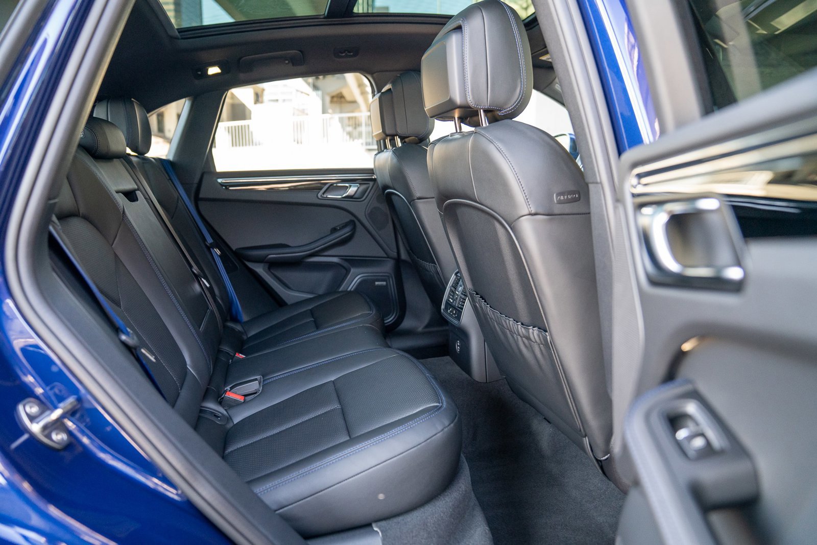 Certified 2026 Porsche Macan AWD/4WD image 25