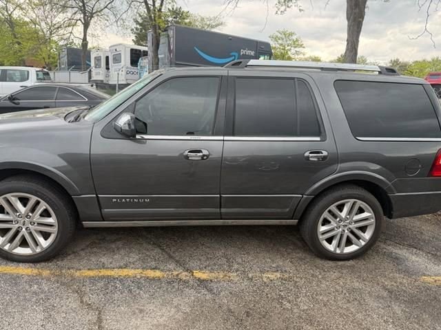 Used 2017 Ford Expedition Platinum AWD/4WD image 3