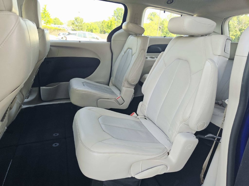 Used 2021 Chrysler Pacifica Touring-L FWD image 13