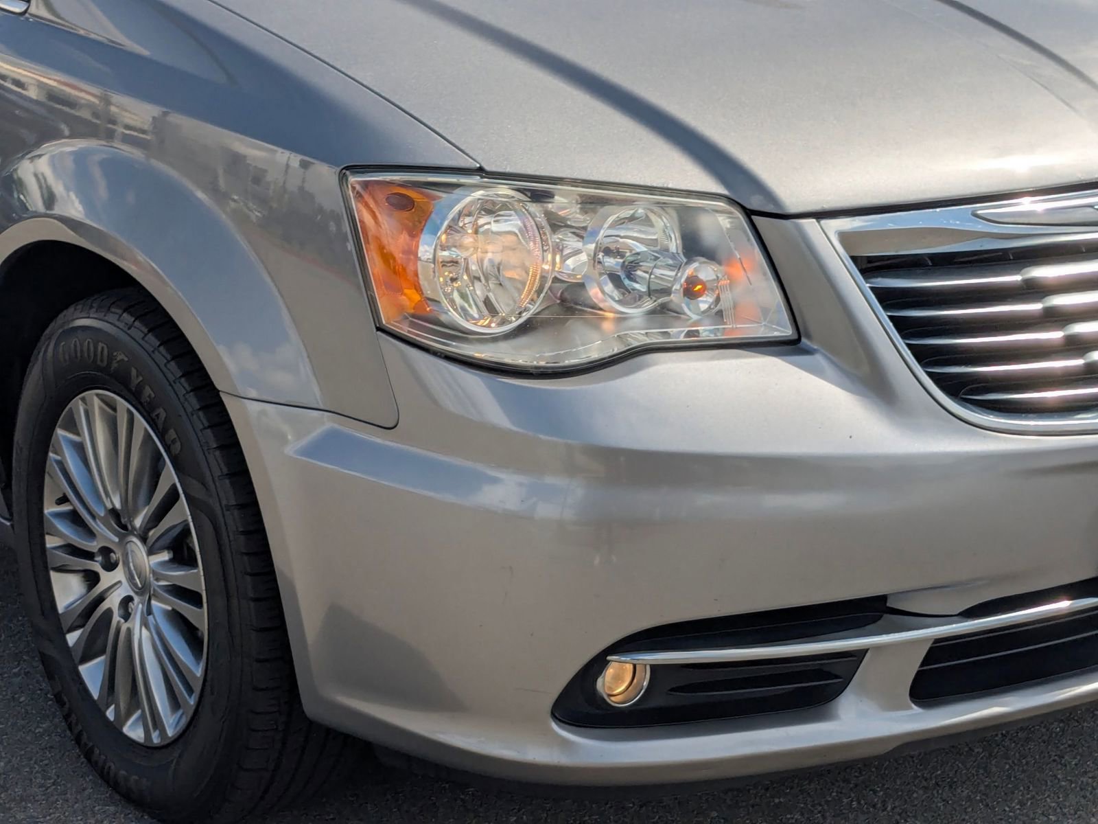 Used 2014 Chrysler Town & Country Touring-L w/ Driver Convenience Group FWD image 10