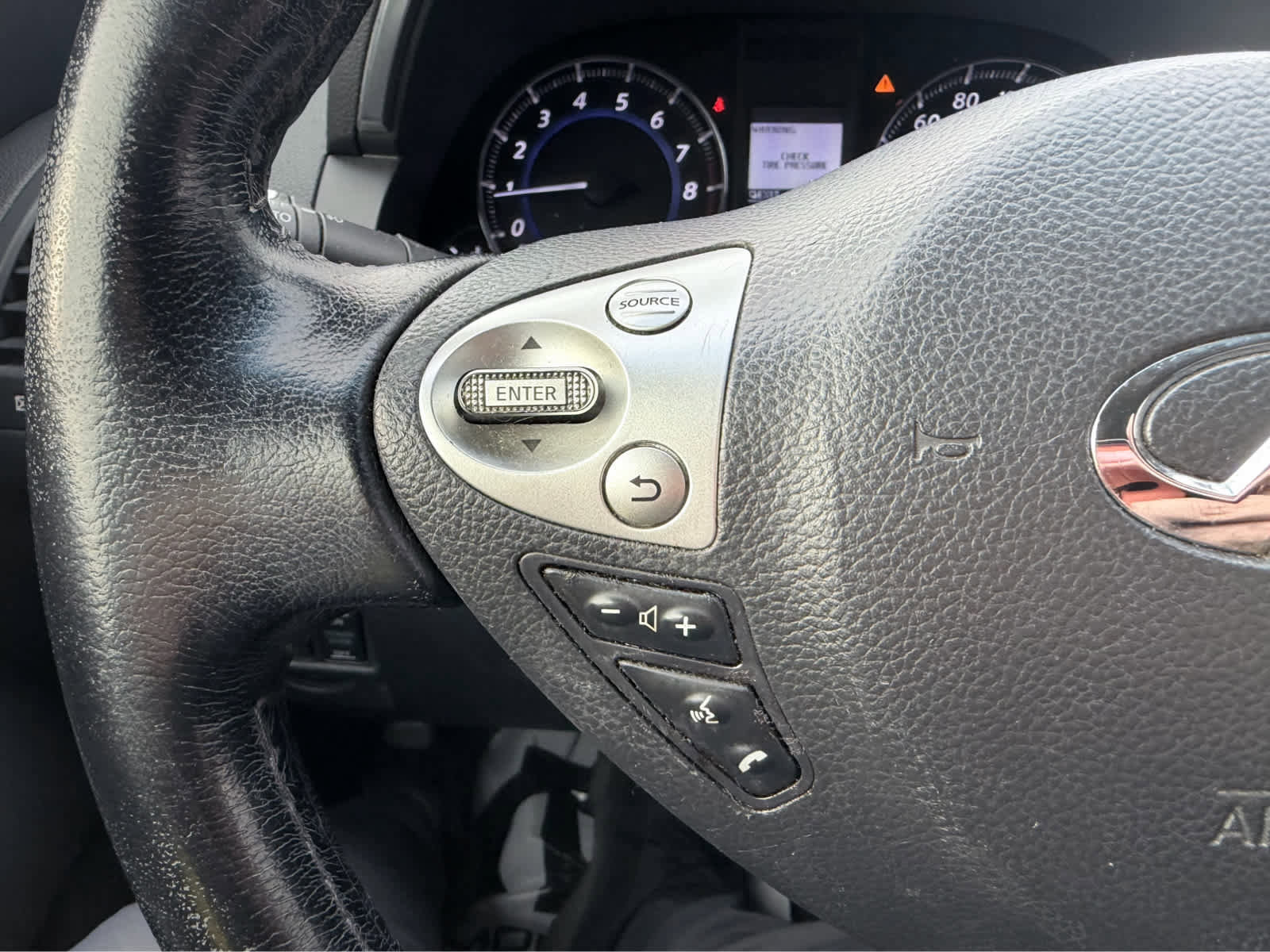 Used 2017 INFINITI QX70 AWD w/ Premium Package image 21