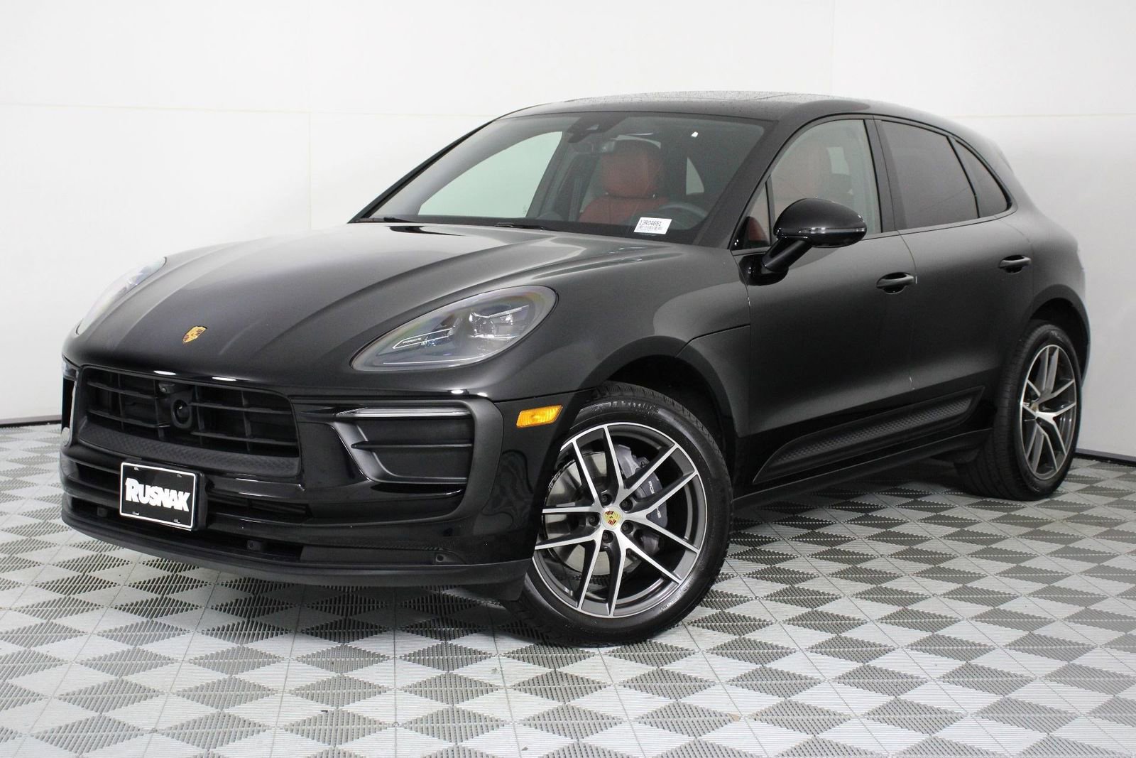 Certified 2025 Porsche Macan image 1