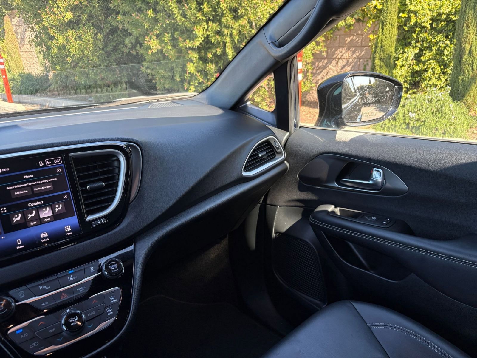 Used 2025 Chrysler Pacifica Select image 38