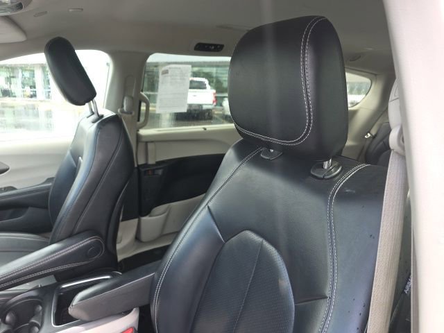 Used 2023 Chrysler Pacifica Touring-L FWD image 9