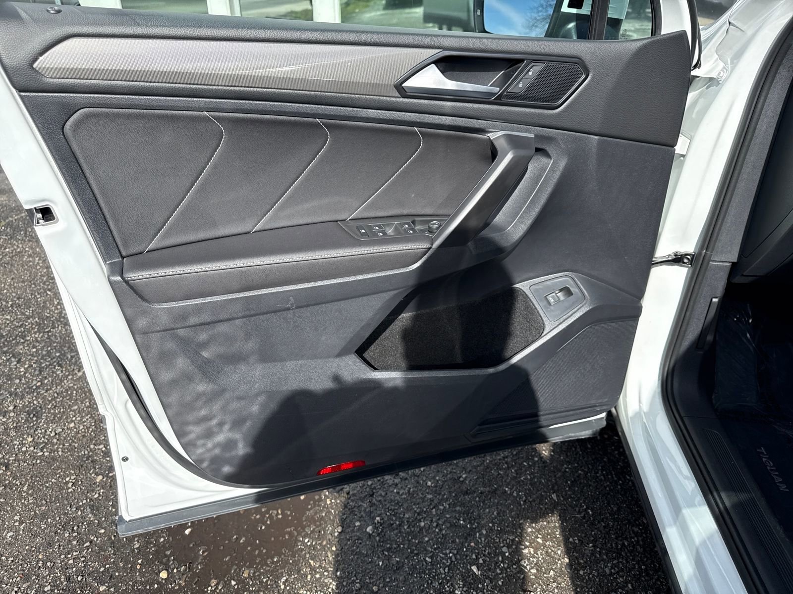 Used 2024 Volkswagen Tiguan SE image 10