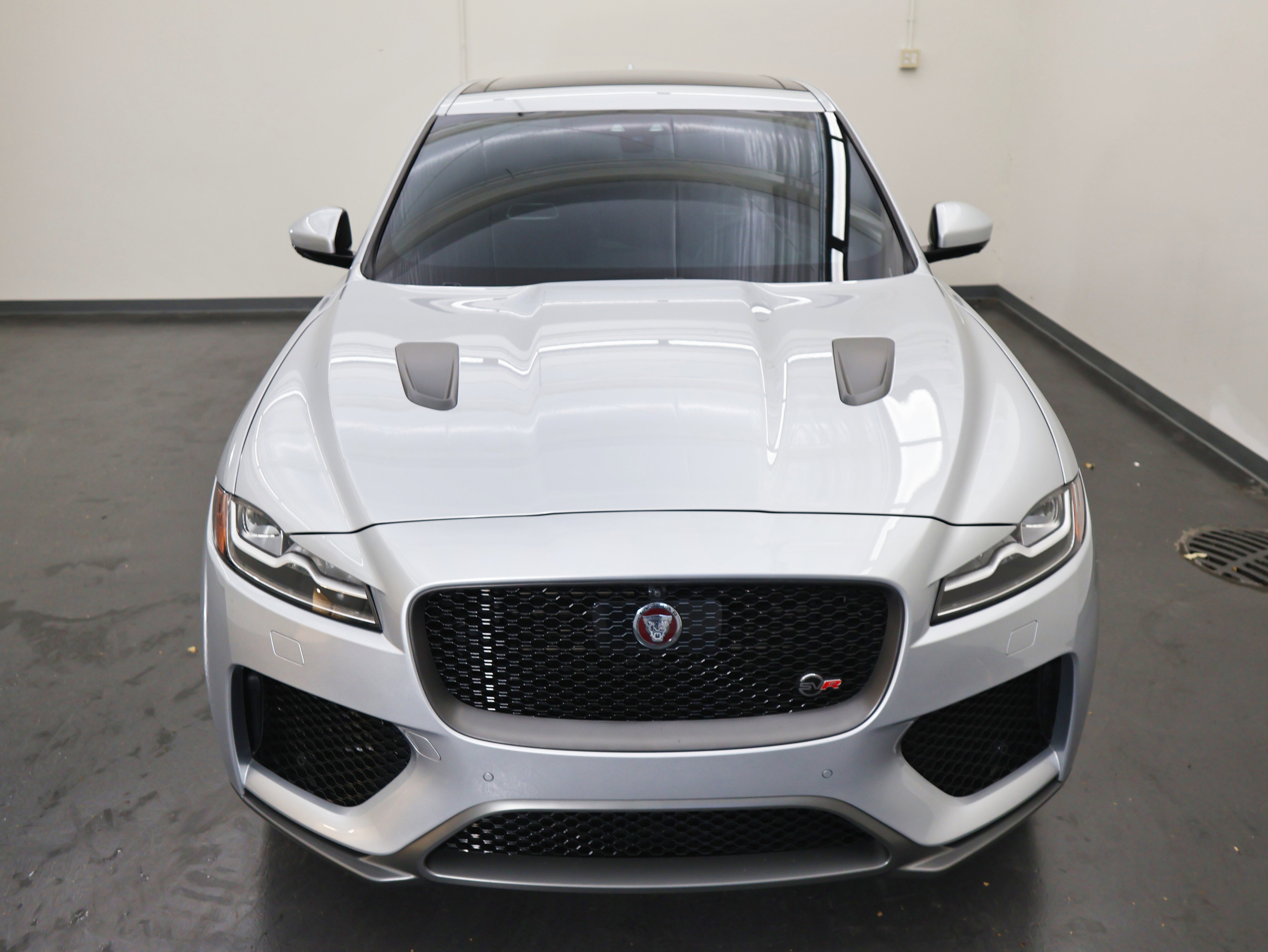 Used 2020 Jaguar F-PACE SVR image 9