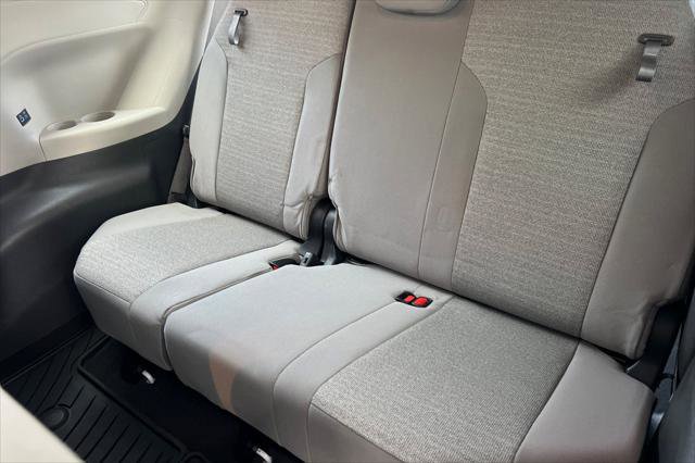 Certified 2022 Toyota Sienna LE AWD/4WD image 16
