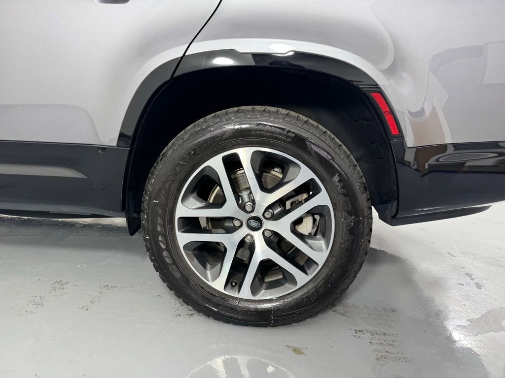 Used 2023 Land Rover Defender 130 S image 32