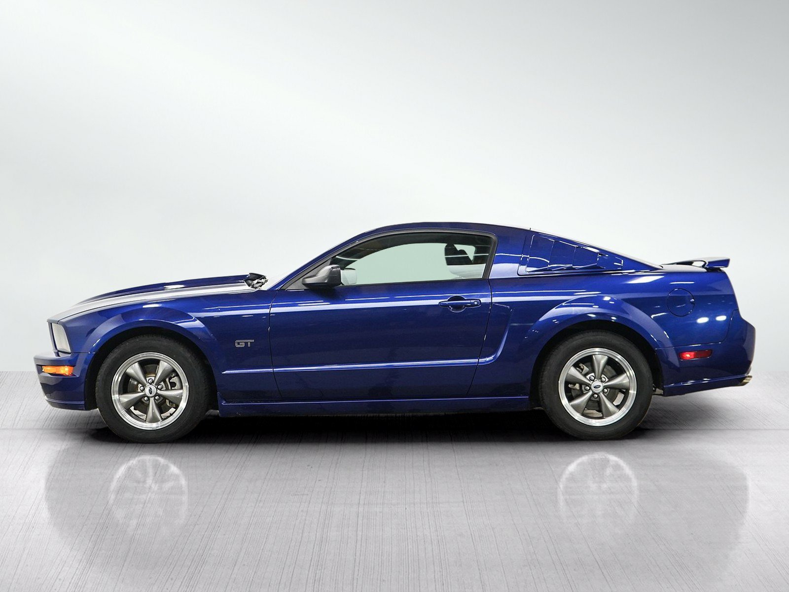 Used 2005 Ford Mustang GT Premium RWD image 3