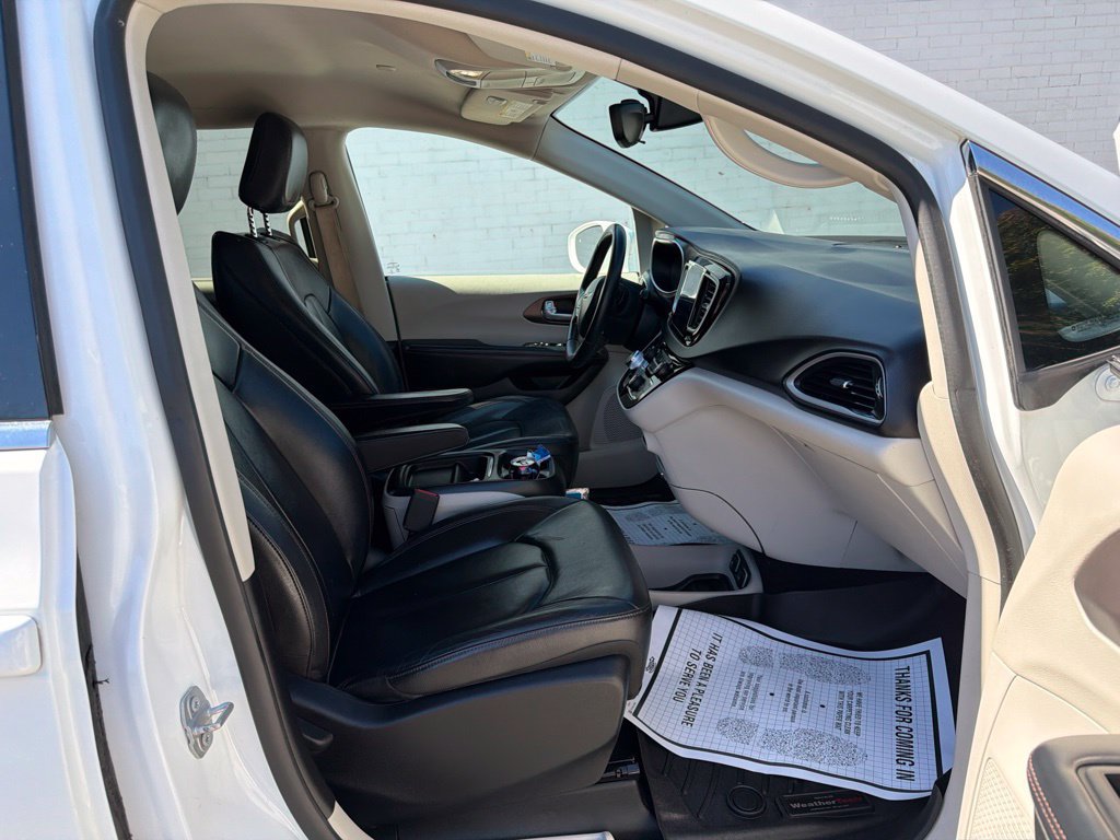 Used 2017 Chrysler Pacifica Touring-L FWD image 13