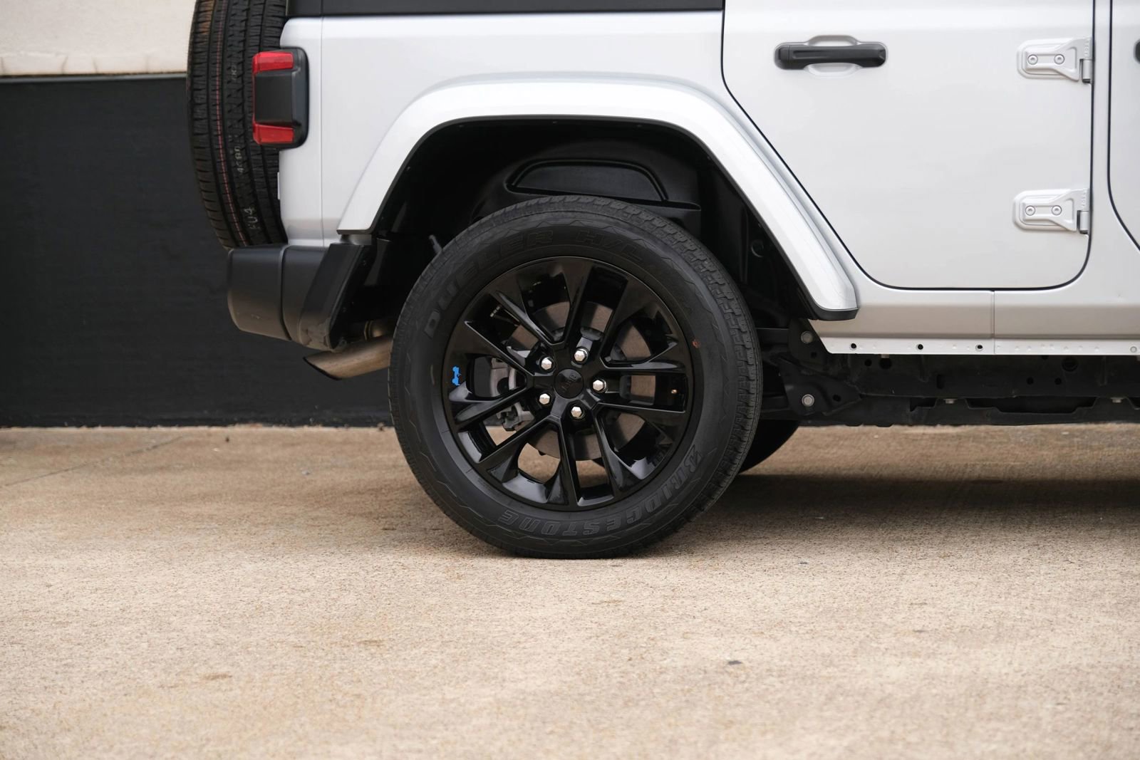 Used 2023 Jeep Wrangler Unlimited Sahara AWD/4WD image 12