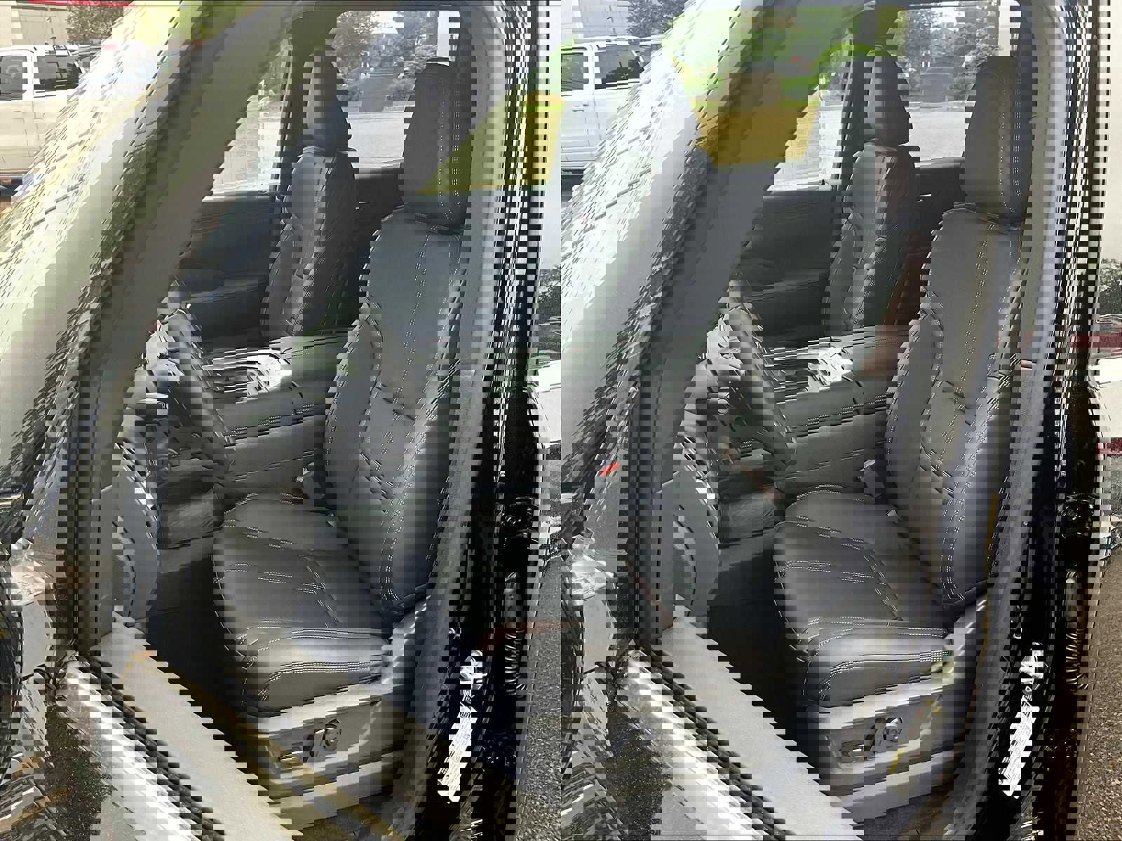 New 2025 Nissan Armada SL w/ Captain's Chari Seat Package AWD/4WD image 11