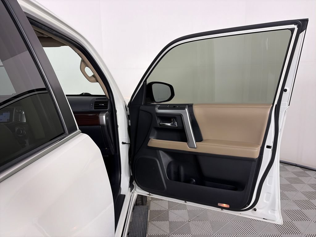 Used 2015 Toyota 4Runner Limited AWD/4WD image 31