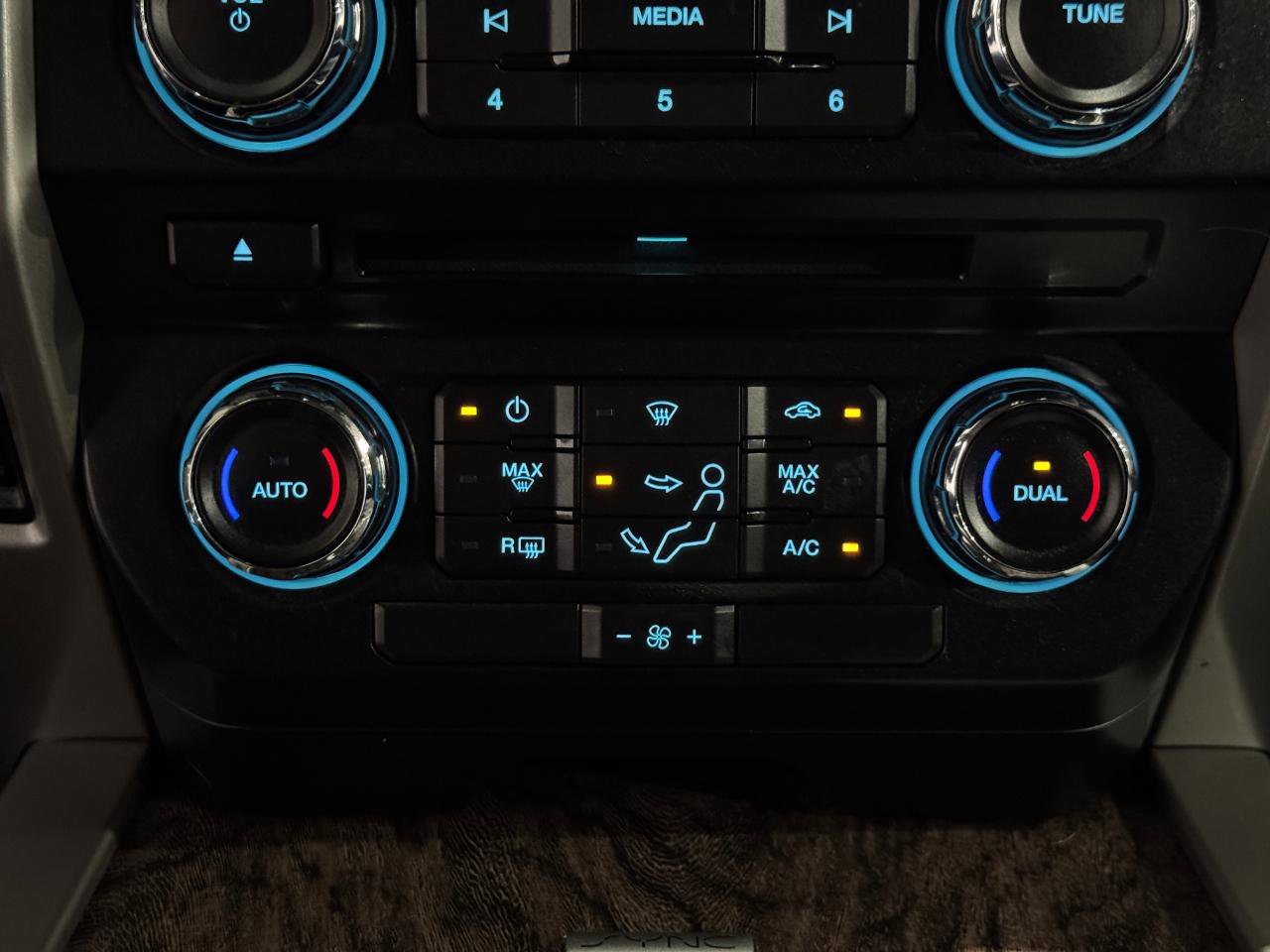 Used 2018 Ford F250 Lariat w/ FX4 Off-Road Package AWD/4WD image 34