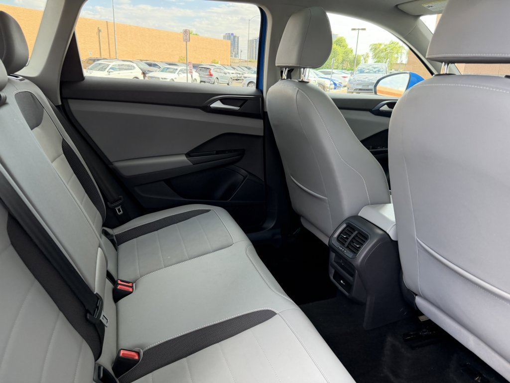 Used 2022 Volkswagen Taos SE w/ Panoramic Sunroof Package image 36