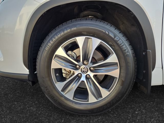 Used 2023 Toyota Highlander XLE FWD image 4