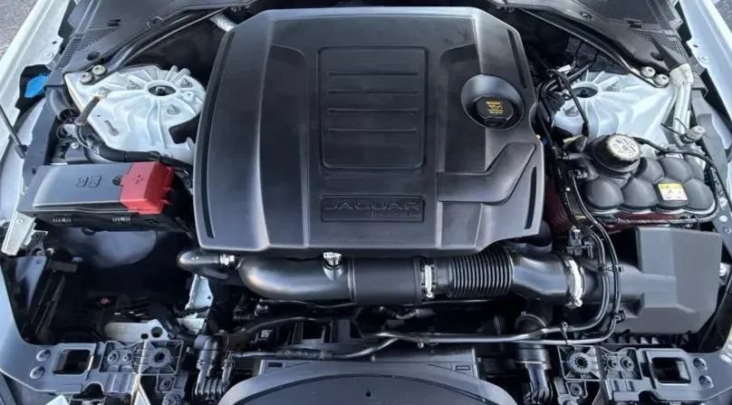 Used 2019 Jaguar XE Premium RWD image 9