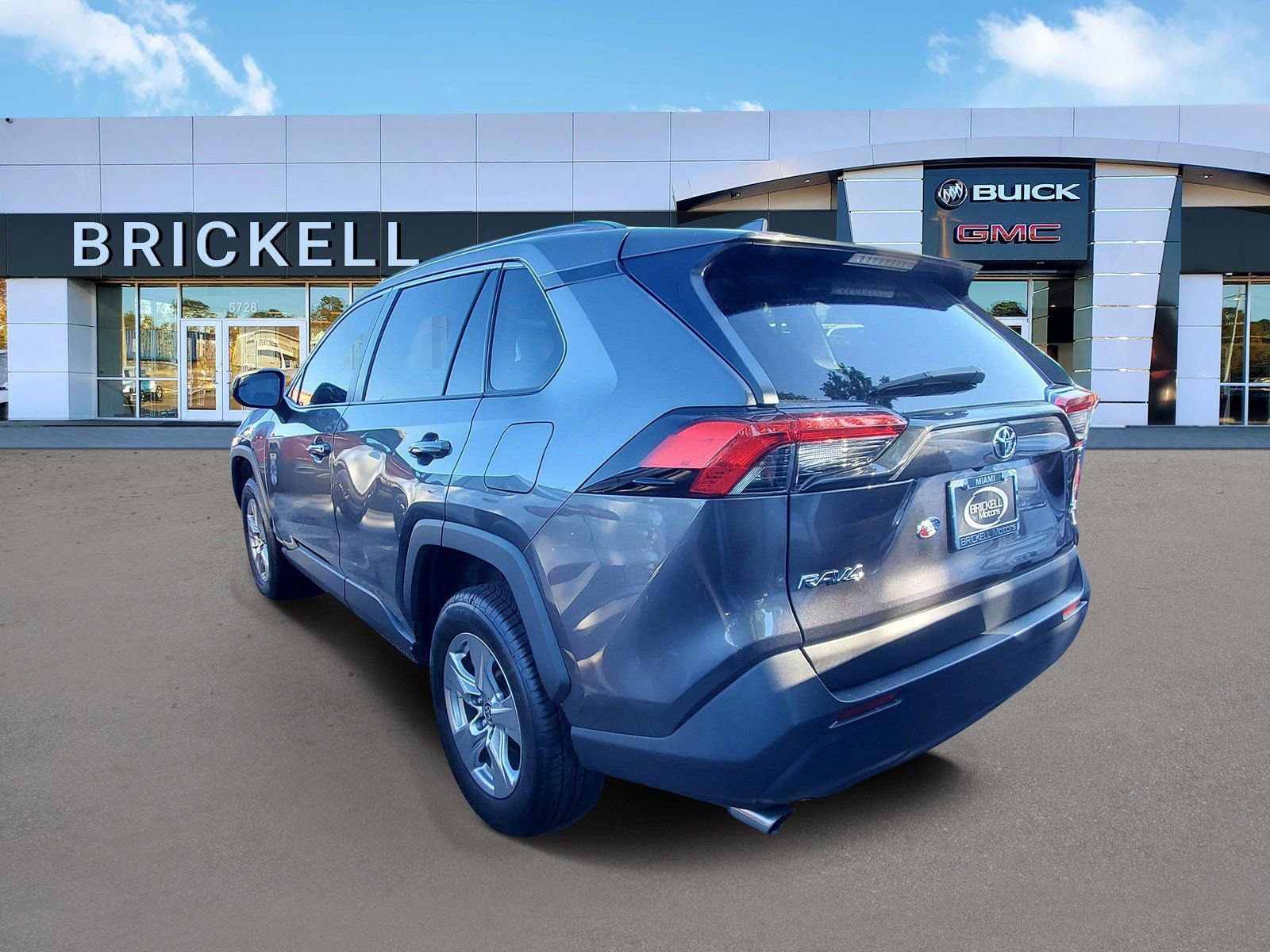 Used 2022 Toyota RAV4 XLE image 4