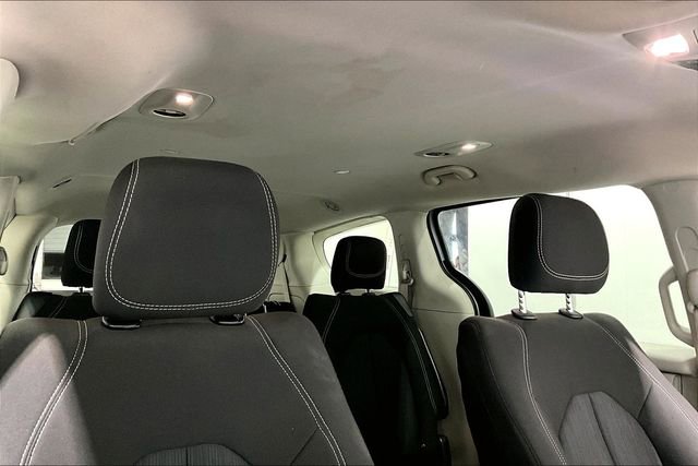 Used 2022 Chrysler Voyager LX image 29