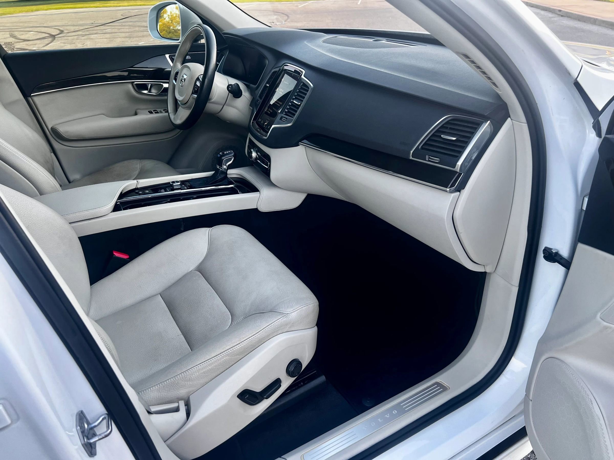 Used 2017 Volvo XC90 T5 Momentum w/ Vision Package image 28