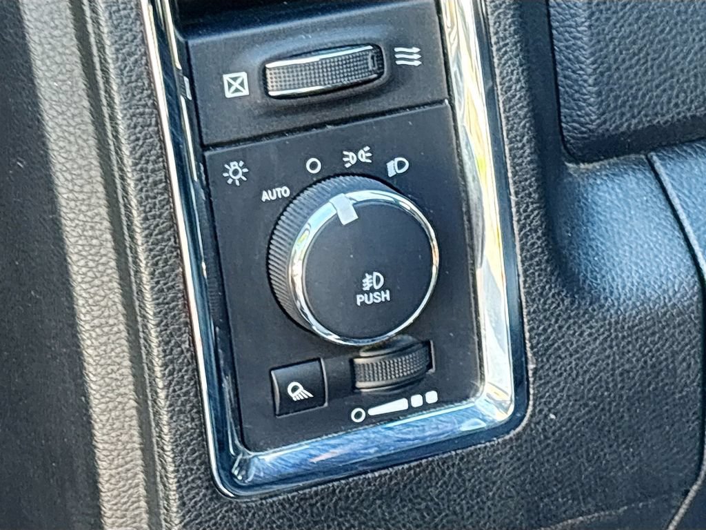 Used 2018 RAM 1500 Laramie w/ Convenience Group AWD/4WD image 10