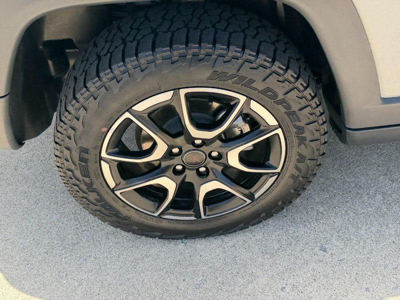Used 2025 Jeep Compass Trailhawk AWD/4WD image 10