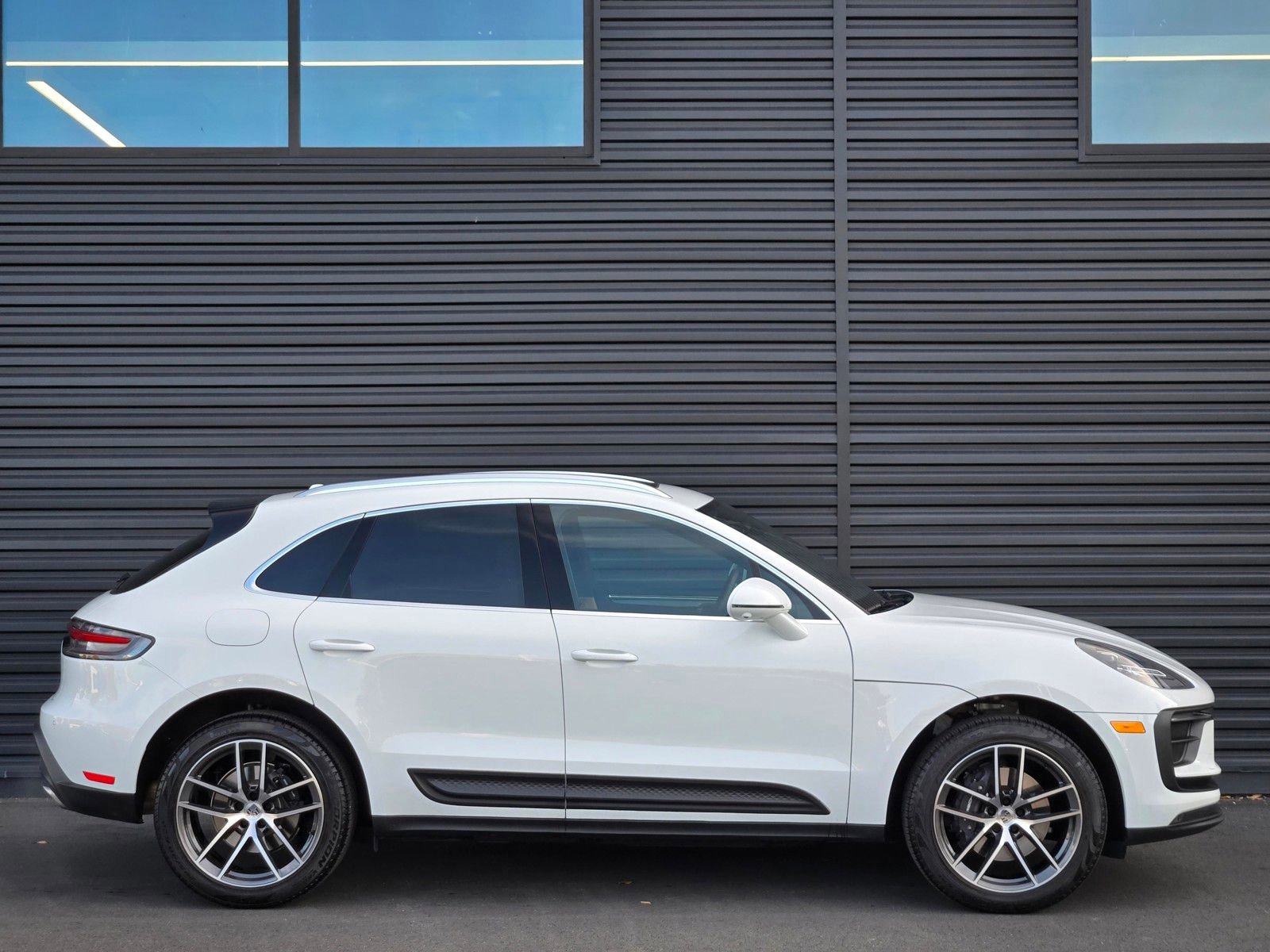 Used 2025 Porsche Macan AWD/4WD image 8