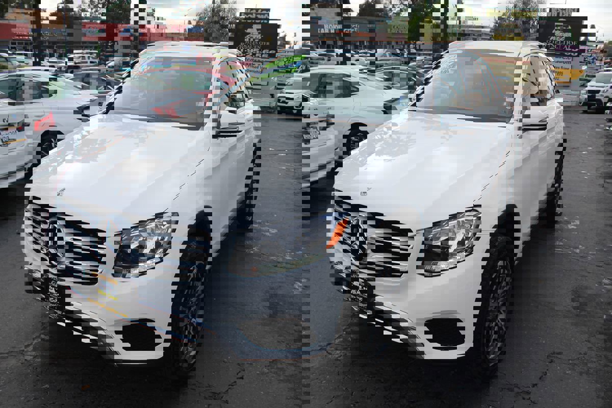 Used 2019 Mercedes-Benz GLC 300 w/ Premium Package image 4