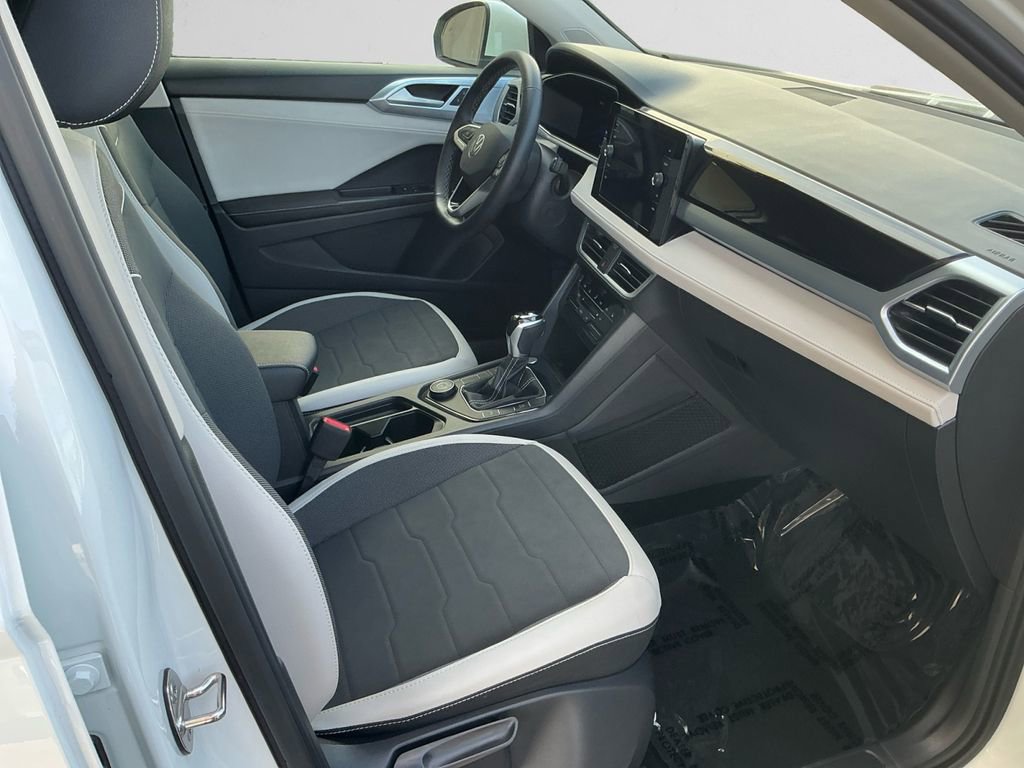 Certified 2025 Volkswagen Taos SE w/ Panoramic Sunroof Package image 15
