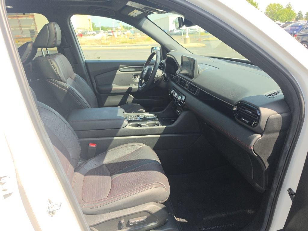 Certified 2025 Honda Pilot Black Edition image 37