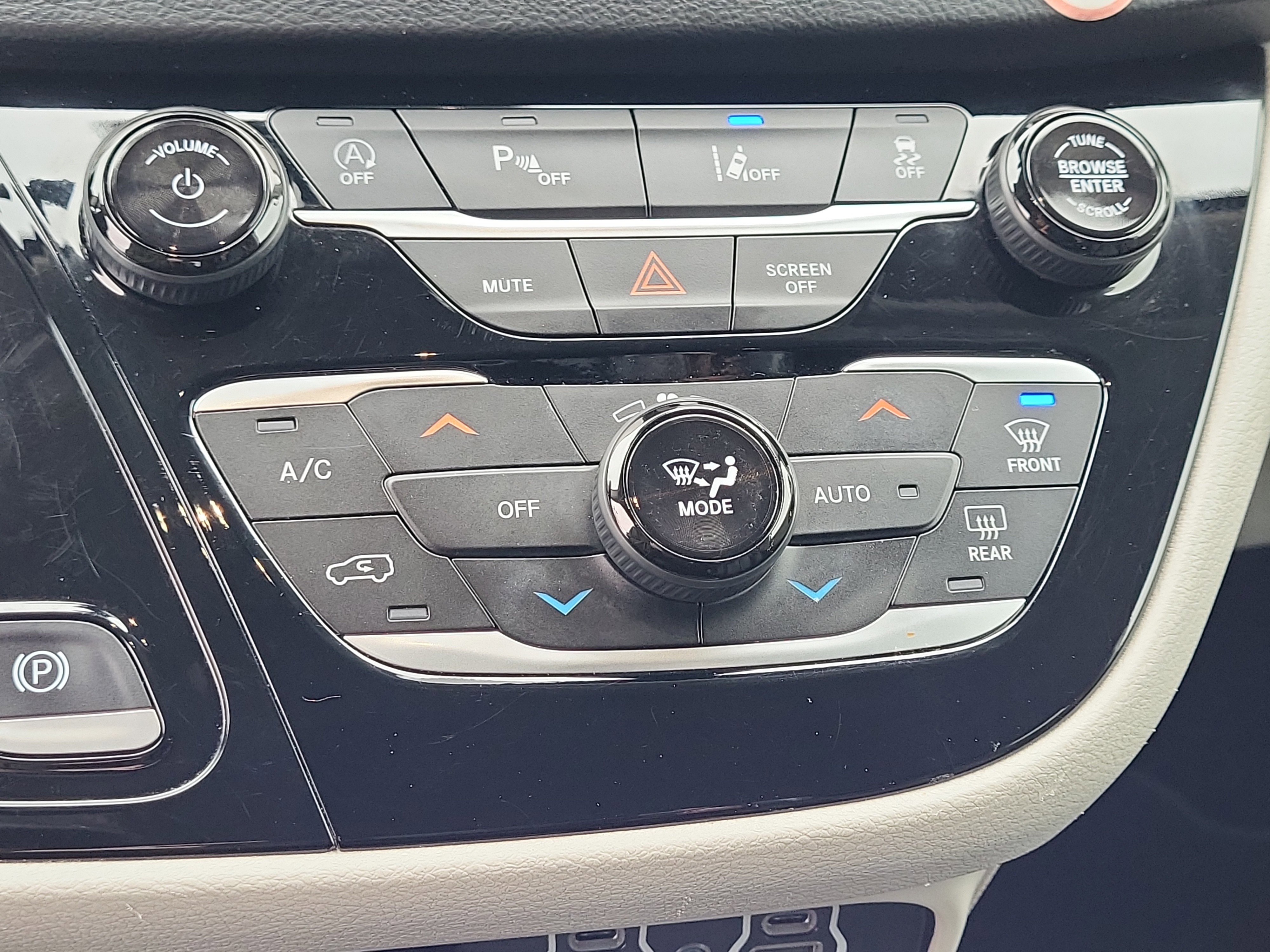 Used 2024 Chrysler Pacifica Touring-L image 15