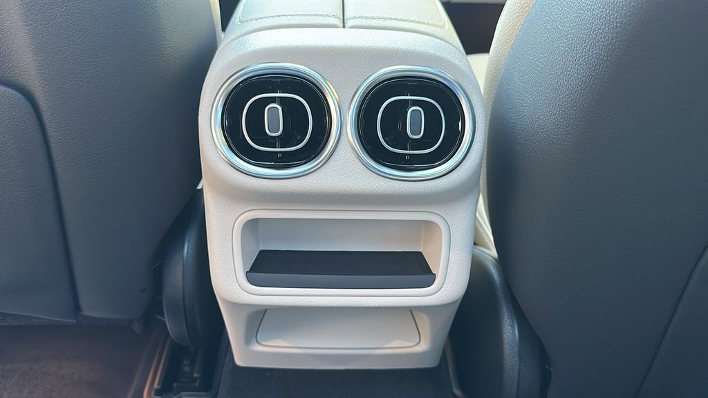 Used 2025 Mercedes-Benz GLC 300 4MATIC image 26