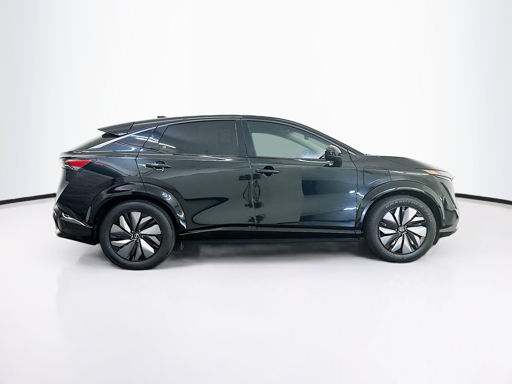 Used 2024 Nissan Ariya AWD image 10