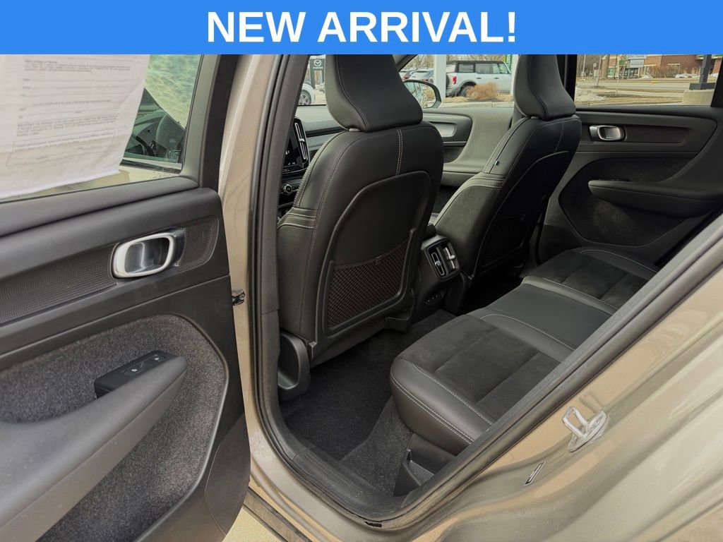 Used 2022 Volvo XC40 T5 R-Design w/ Advanced Package image 25