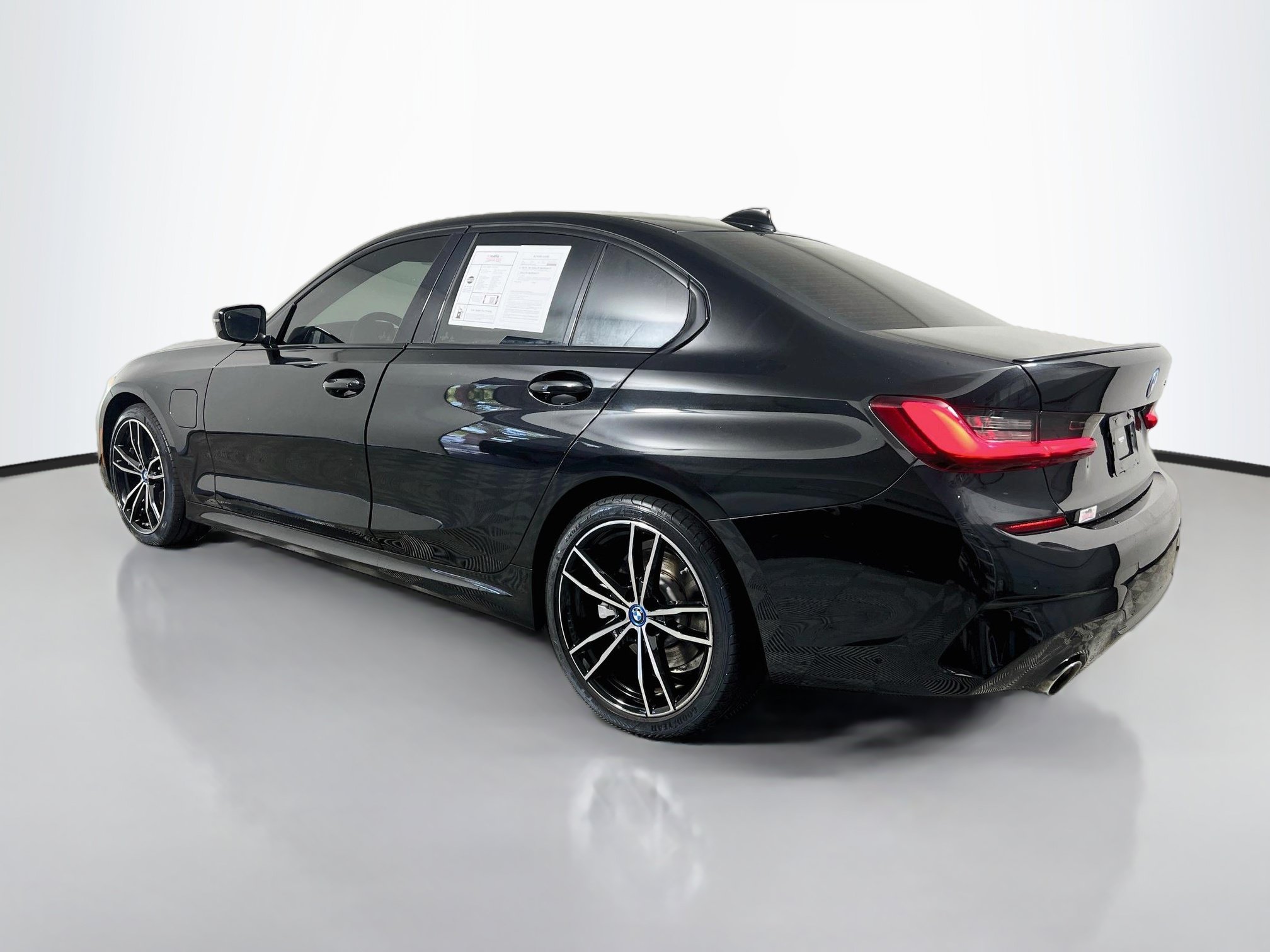 Used 2022 BMW 330e w/ M Sport Package RWD image 8