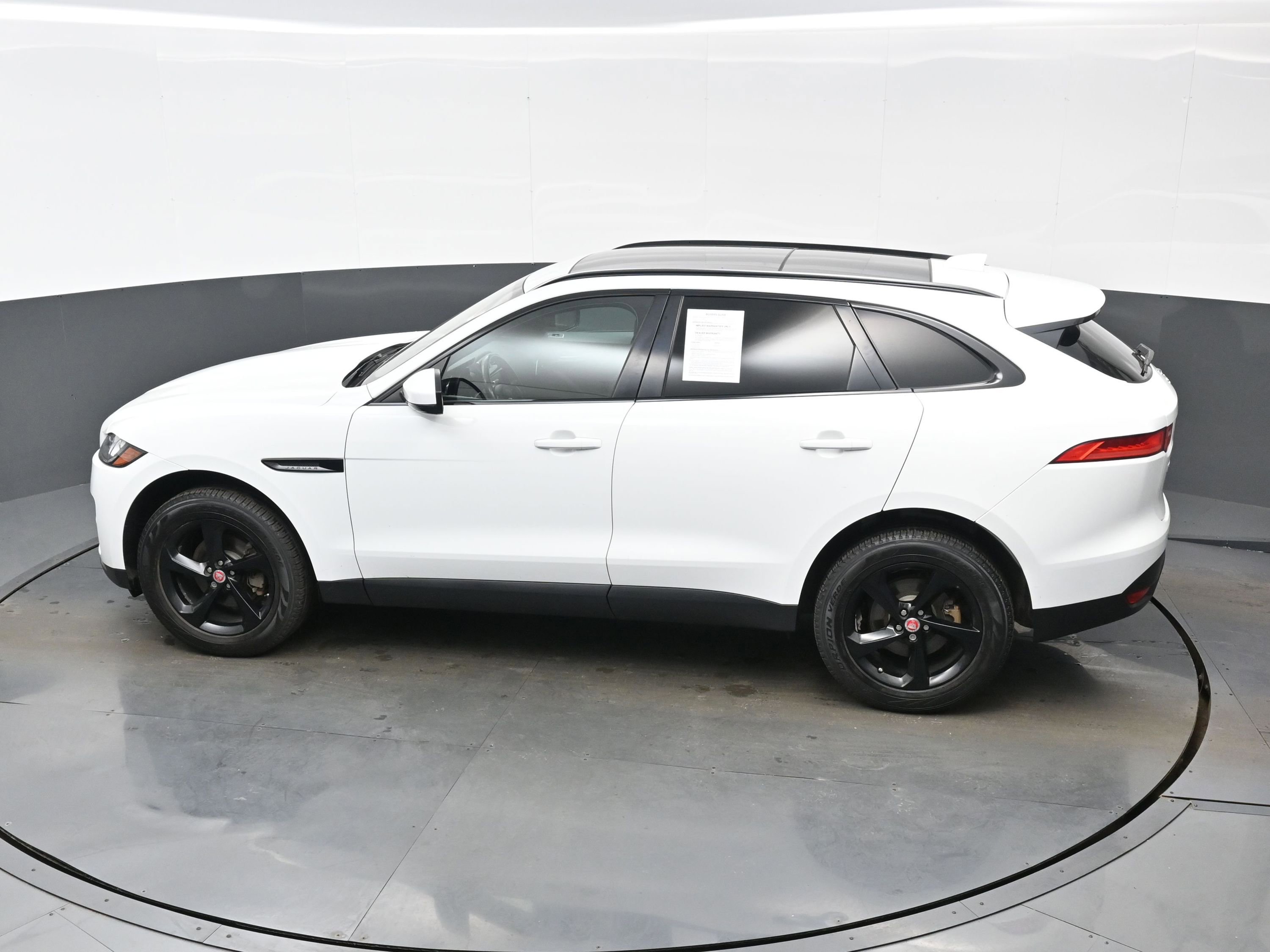 Used 2018 Jaguar F-PACE Premium image 35