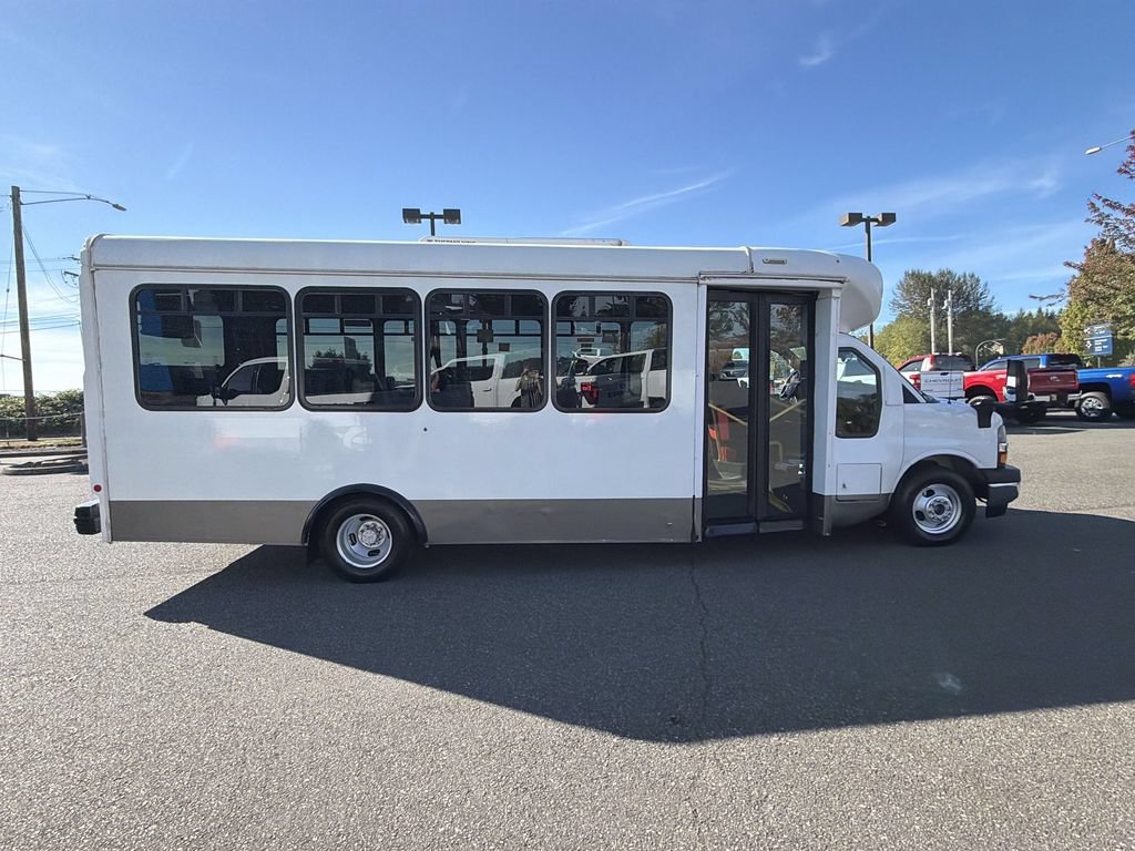Used 2020 Chevrolet Express 4500 w/ Shuttle Bus Package RWD image 2