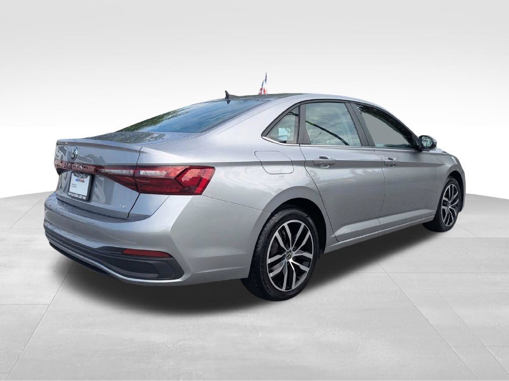 Used 2025 Volkswagen Jetta SE FWD image 4