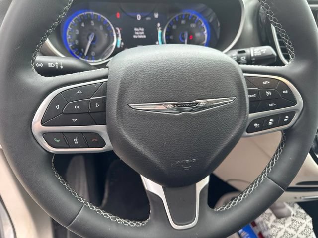 Used 2023 Chrysler Pacifica Touring-L FWD image 13