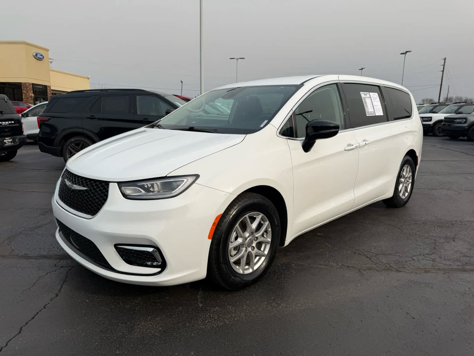 Used 2024 Chrysler Pacifica Touring-L FWD image 25
